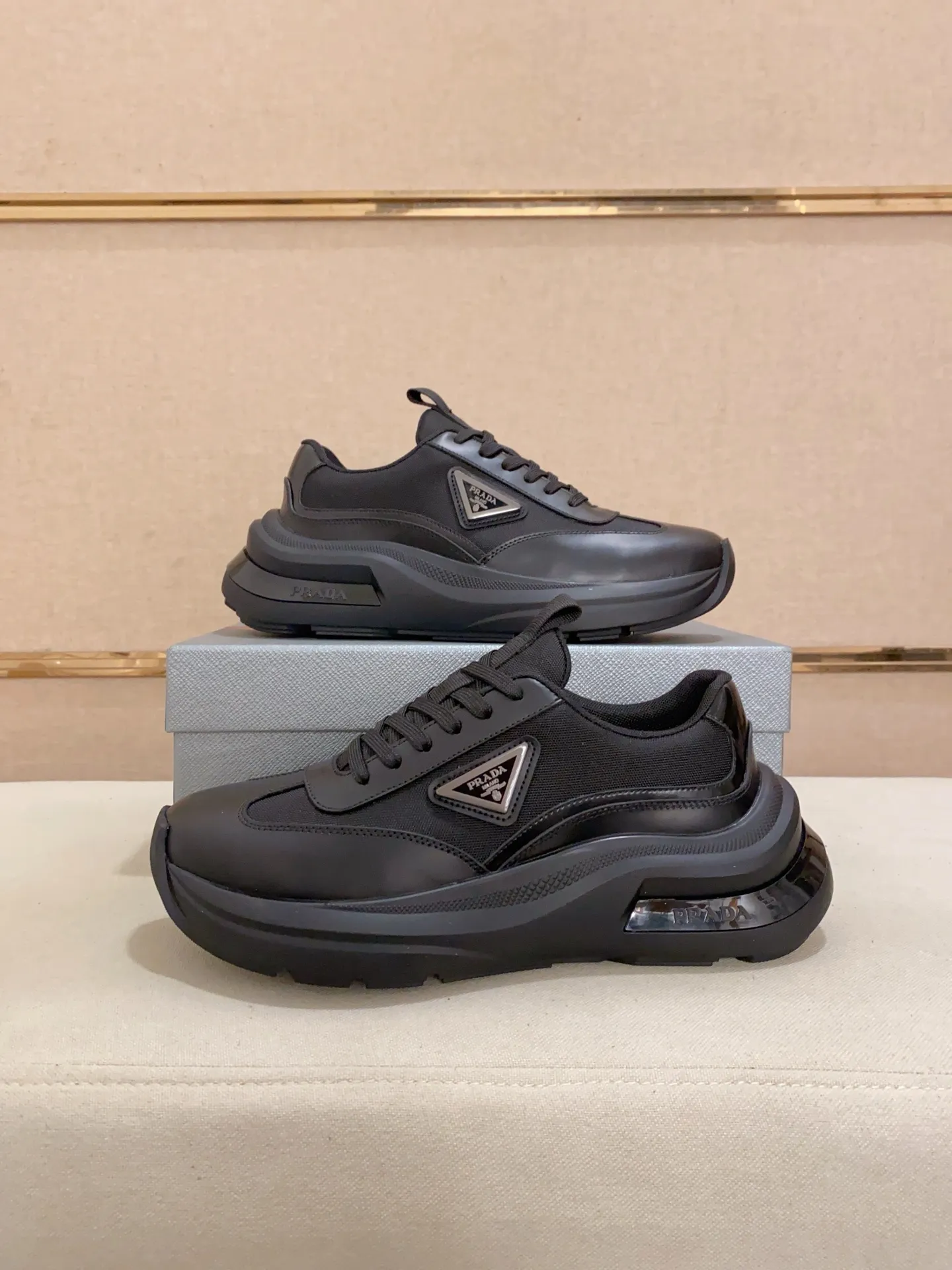 Men's shoes 💰 660💰 ✔️✔️✔️Higher version High-quality new PRADA (Prada) counters are launched simultaneously. The new men's shoes and 😘fabrics are made of high-tech glue-making technology. Lining: Full cowhide lining. 👍🏿 High-end ☄️ Air-cushion molded anti-slip foam outsole, exquisite lines, simple and elegant, comfortable and high-end for leisure travel. Code number: 38 to 44 (45 can be customized and cannot be returned or exchanged)
